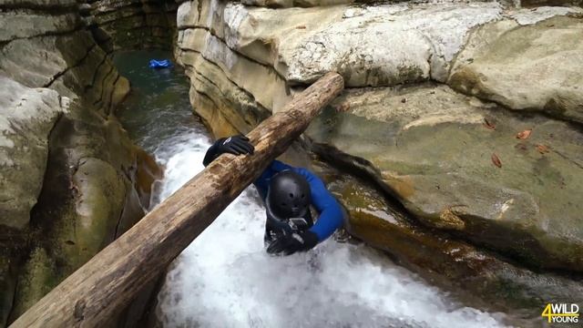 Что такое КАНЬОНИНГ. Прохождение ущелья каньона горной реки вплавь смотреть онлайн