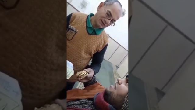 ОТДАЛ ЗОЛОТО ЖЕНЫ СВОЕМУ СОСЕДУ 😢 У КОТОРОГО БОЛЕЛА ДОЧЬ , НО ПОТОМ УЗНАЛ , ЧТО ОНА УМ*РЛА🥺 смотреть онлайн