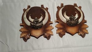 Клыки кабана на резном медальоне