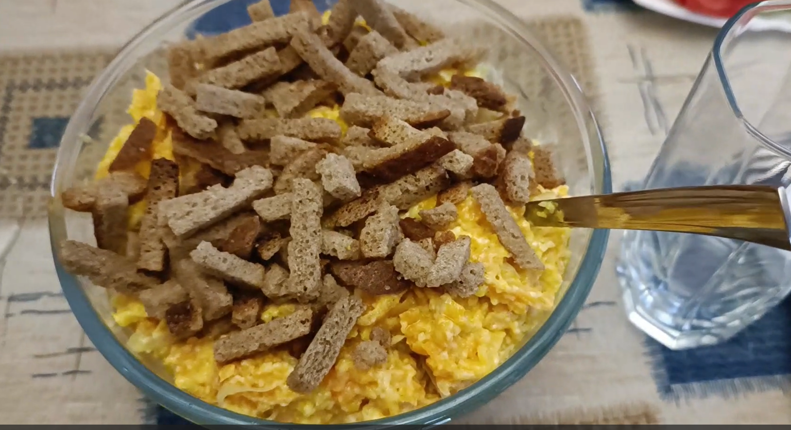 Салат с сухариками из моркови, лука и сыра смотреть онлайн