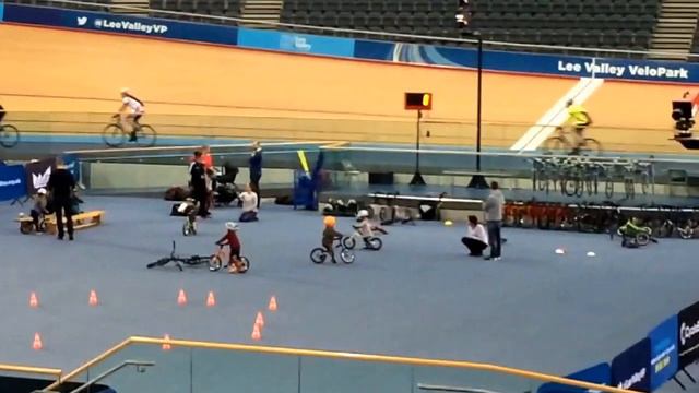 Olympic Park, Orbit Slide, Westfield & Nandos!!! | VLOG смотреть онлайн