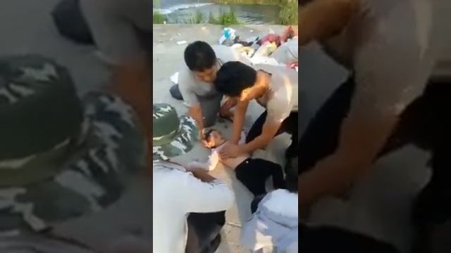insaniyat ke khatir paani me dubte huye bacche ko bacchaya смотреть онлайн