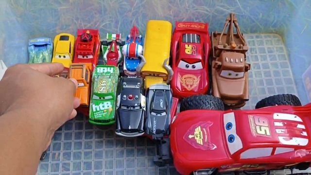 Ищем машинки Disney Pixar на каменистой дороге: Молния Маккуин, Круз Рамирес, Франциско, Шторм смотреть онлайн