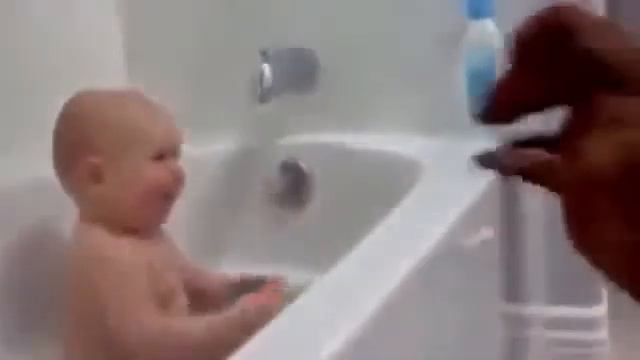 Малыши и домашние животные в ванной смотреть онлайн