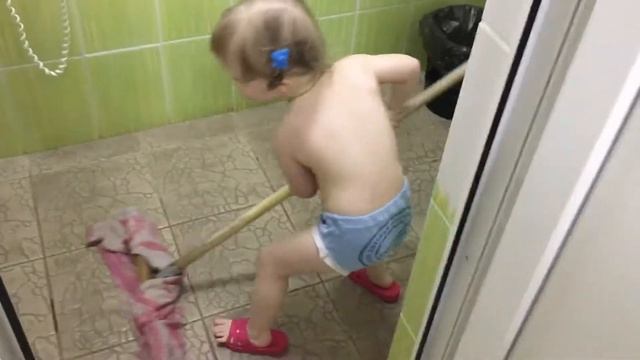 Ребёнок (Рита) 3 года моет шваброй пол