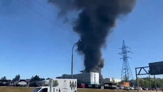 На юге Москвы горит производственное здание смотреть онлайн