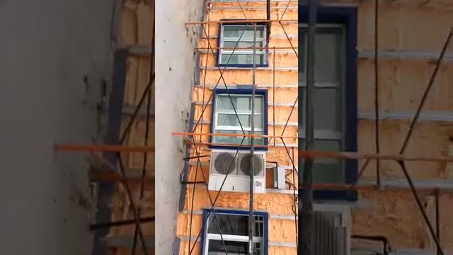 Изолация на фасадата на модерна офис сграда смотреть онлайн