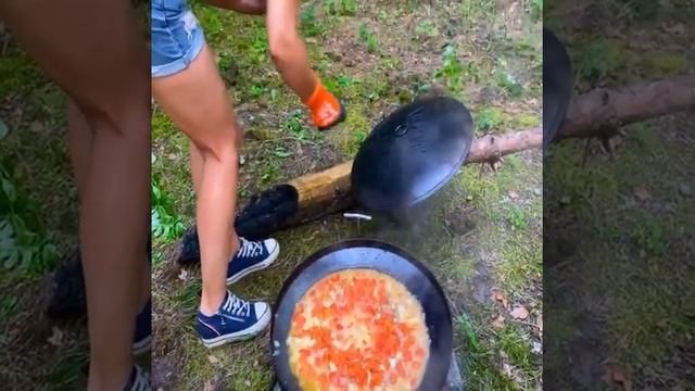 #Рецепт СТРАУСИНЫЕ ЯЙЦА с сыром и мясом! Самый большой и сытный омлет смотреть онлайн