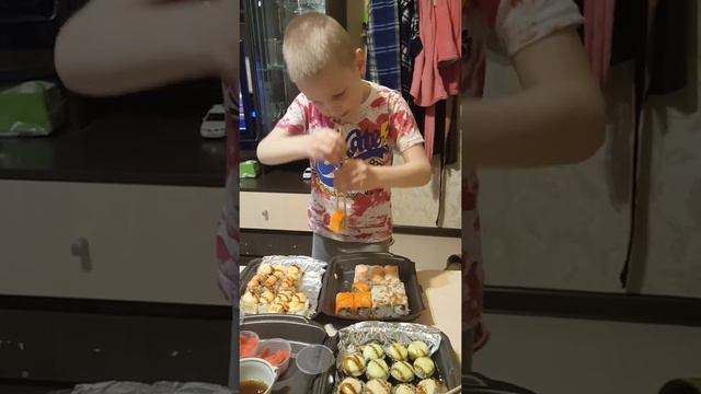 Первый раз ест роллы)))