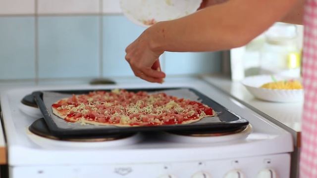 Рецепт пиццы с колбасой и сыром смотреть онлайн