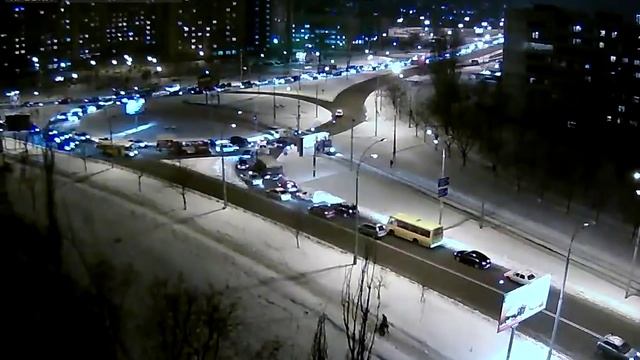 Трамвай протаранил легковой автомобиль смотреть онлайн
