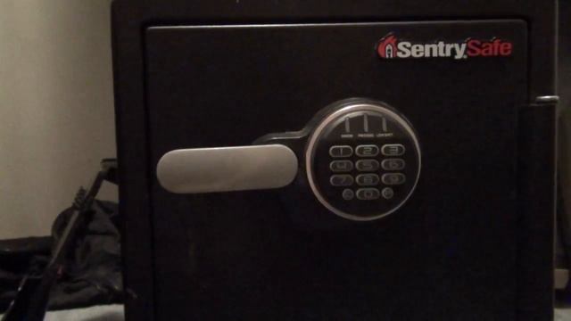 How to Open a Sentry Electronic without the Combination or if it Malfunctions смотреть онлайн
