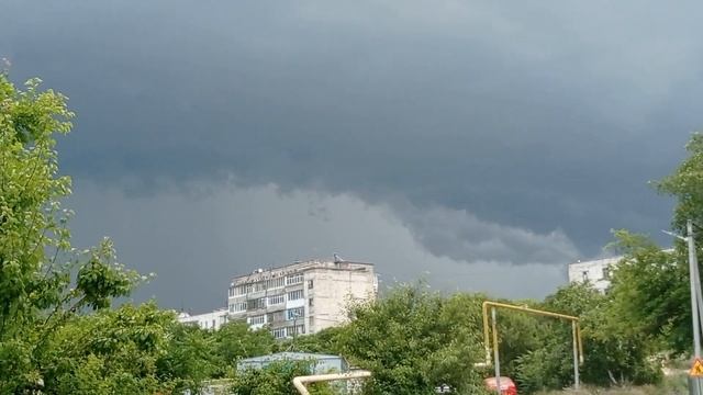 Шкваловый ворот грозы, шквалистый ветер, гром. 19.06.2023 смотреть онлайн