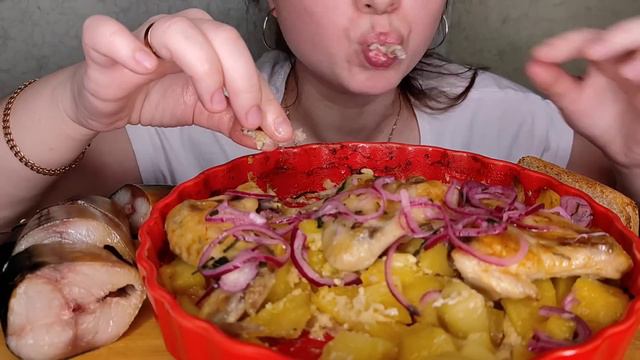 Мукбанг Запечённая картошка с крылышками СКУМБРИЯ смотреть онлайн