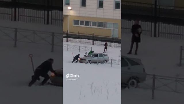 Хотел проехать по тротуару #Shorts #застрял #снег #зима #лада смотреть онлайн
