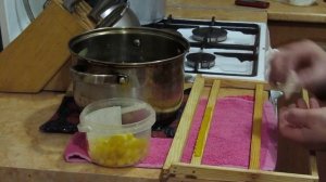 Крепление восковых мисочек на прививочную планку для сбора маточного молочка