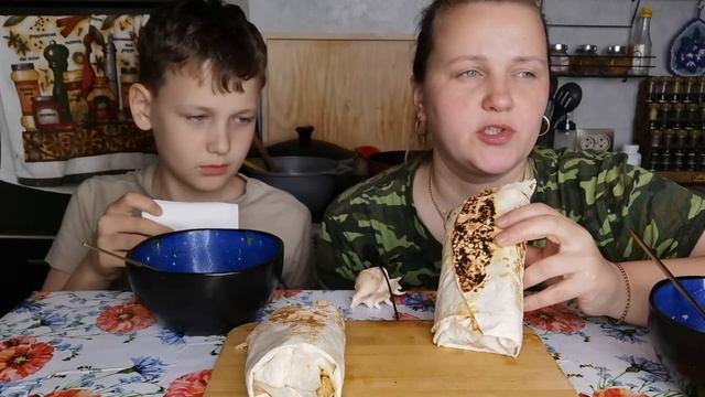 Мукбанг Шаурма домашняя и Окрошка /Скандал на работе, уже смотреть онлайн