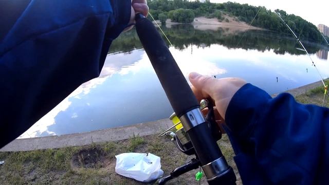 Запрет закончился. Ловим донками на Москва-реке. Рыбалка с ночевкой. Вспоминая прошлый год. смотреть онлайн