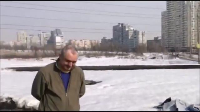 В озеро Иорданское на Оболони сбрасывают грязный снег смотреть онлайн