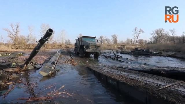 Российские военные установили понтонную переправу через реку Северский Донец