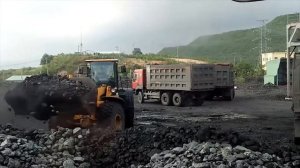 Фронтальный погрузчик Hyundai HL770-9S на погрузке