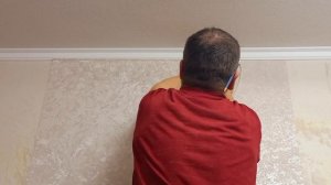 На заметку строителям / подгонка обоев к потолочному плинтусу