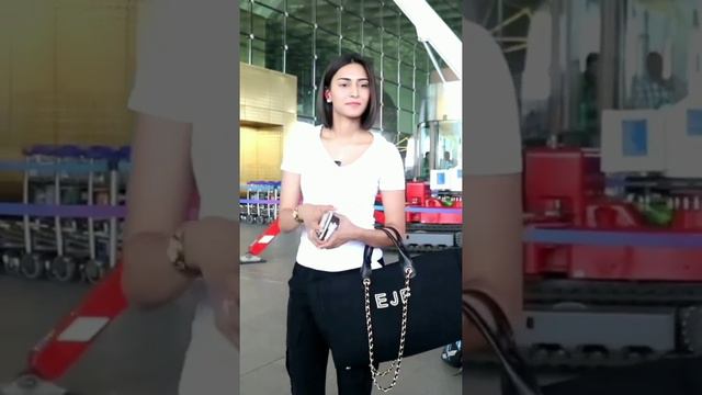 Erica Fernandes Leaves For Dubai Ahead Of Her Birthday | Erica Fernandes Airport Look смотреть онлайн