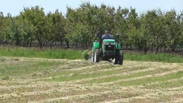 Дружина Згрібає Сіно Трактором Euro Feng 454 XL та Граблями Сонечко ! смотреть онлайн