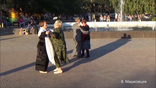 Вечером у фонтана. Играет Минусинский муниципальный духовой оркестр. смотреть онлайн