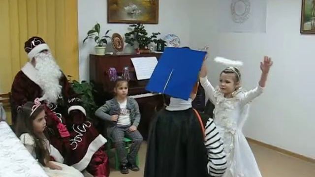 Дети выступают перед Дедушкой Морозом!:) Новый год 2014!:) смотреть онлайн