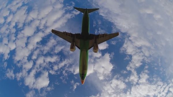 Боинг 737 авиакомпании NOK Air заходит на посадку над пляжем Май Као.