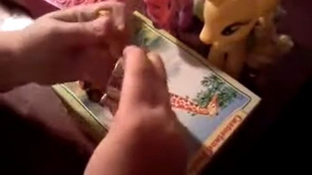 Девочка играет в пони, пони кушают смотреть онлайн