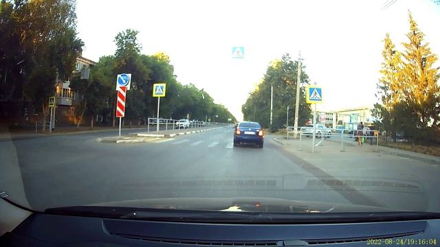 Зачем по переходу, когда можно через забор смотреть онлайн