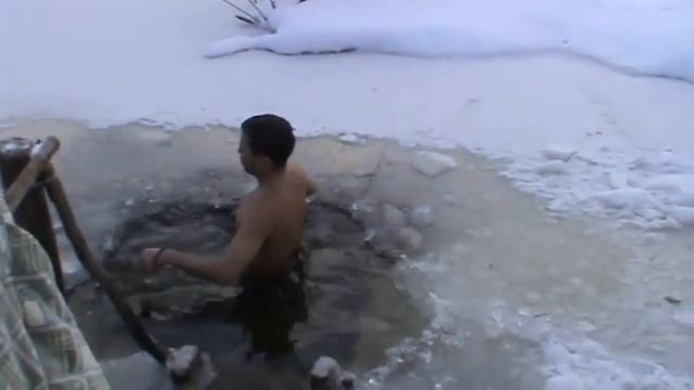Купание в проруби на Крещение смотреть онлайн