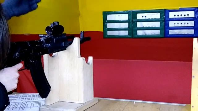 Подружка умело стреляет и выиграла мягкую игрушку -БЭТМАН!!!)) смотреть онлайн