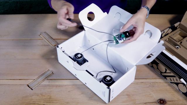 Berlin Boombox - Cardboard Bluetooth Speaker - Unboxing and Tutorial смотреть онлайн