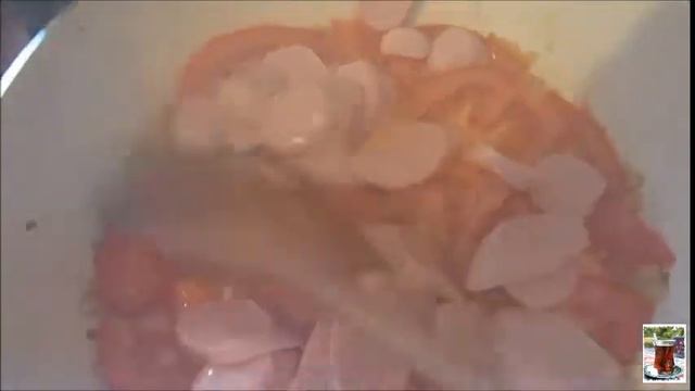 Яичница с помидорами, сосисками и луком смотреть онлайн