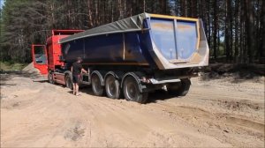 Выгрузка песка из самосвального полуприцепа MEGA