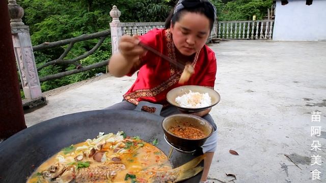 苗大姐做新式酸汤鱼火锅，五花肉鱼蔬菜一大锅，味道确实霸道#苗阿朵美食