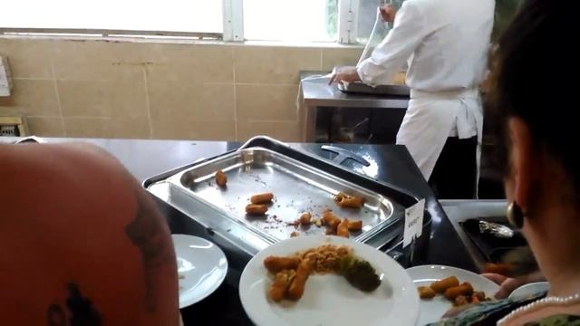 Женщина на шведском столе возвращает еду из тарелки обратно! смотреть онлайн