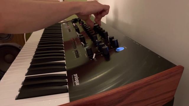 Korg Prologue - Spooky Analog Patch смотреть онлайн