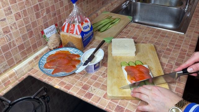 Готовим Завтрак для Неё или Него ❤️ Завтрак для Влюбленных ❤️ Как приготовить сэндвич с лососем смотреть онлайн