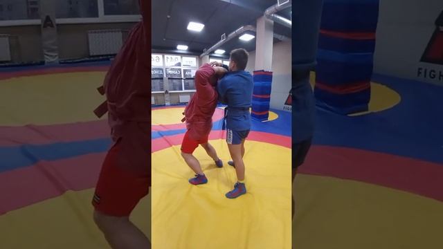 Смертоносная техника самбо!росок с захватом за ногу от прокрутки с колен. смотреть онлайн