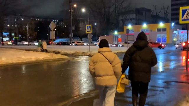 Прогулка по Шипиловской улице от Каширского шоссе до улицы Генерала Белова, г. Москва, 24.12.2022 смотреть онлайн