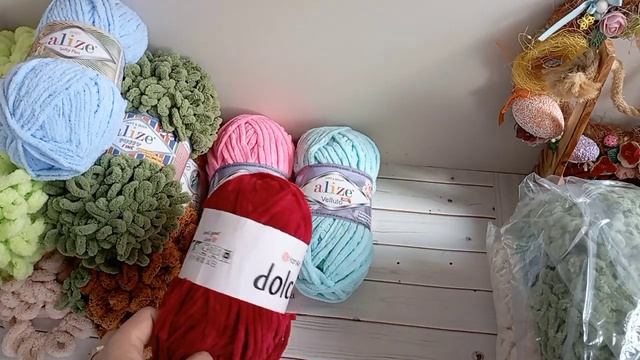 Еще немножко пряжи. Для игрушек и жилета... или на полку в шкаф ??