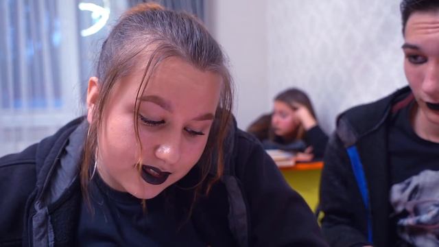 ЧТО ГОТЫ В ШКОЛУ ПРИНЕСЛИ? ЗАЛЕЗЛИ В ТЕЛЕФОН УЧИТЕЛЯ!!! смотреть онлайн