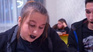 ЧТО ГОТЫ В ШКОЛУ ПРИНЕСЛИ? ЗАЛЕЗЛИ В ТЕЛЕФОН УЧИТЕЛЯ!!!