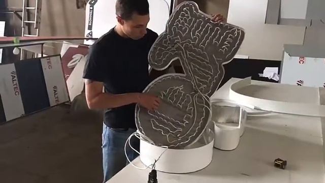 ЧТО ВНУТРИ РЕКЛАМНОЙ ВЫВЕСКИ? смотреть онлайн