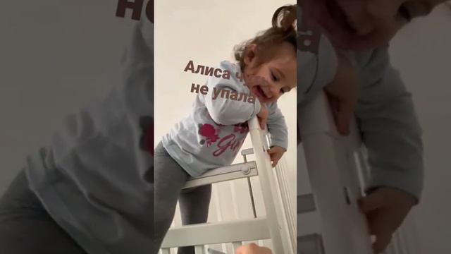 Алиса чуть не упала смотреть онлайн