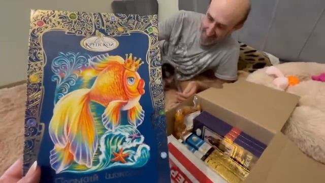 Степашка наравне с Люсей уже РАСПАКОВЫВАЕТ ПОСЫЛКУ от Олечки, которая написала ПЕРВЫЙ портрет Люси смотреть онлайн